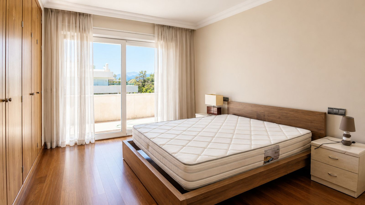 Piso de 4 dormitorios con piscina en Málaga – Foto 18