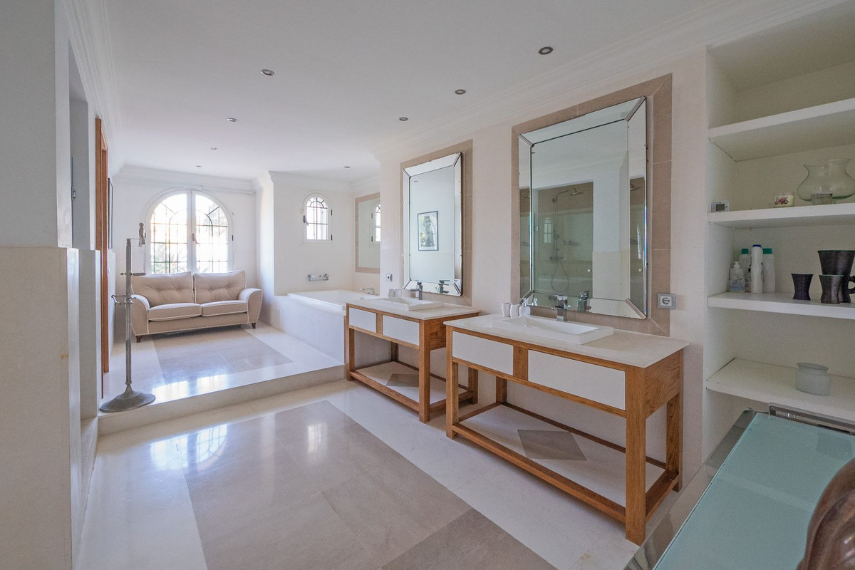 10 Bedroom Villa in Estepona - Photo 29