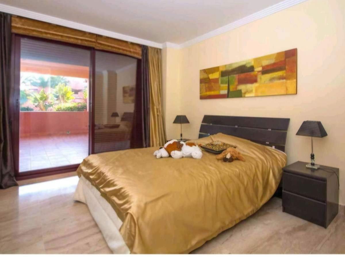 4 Bedroom Apartment in Estepona - Photo 5