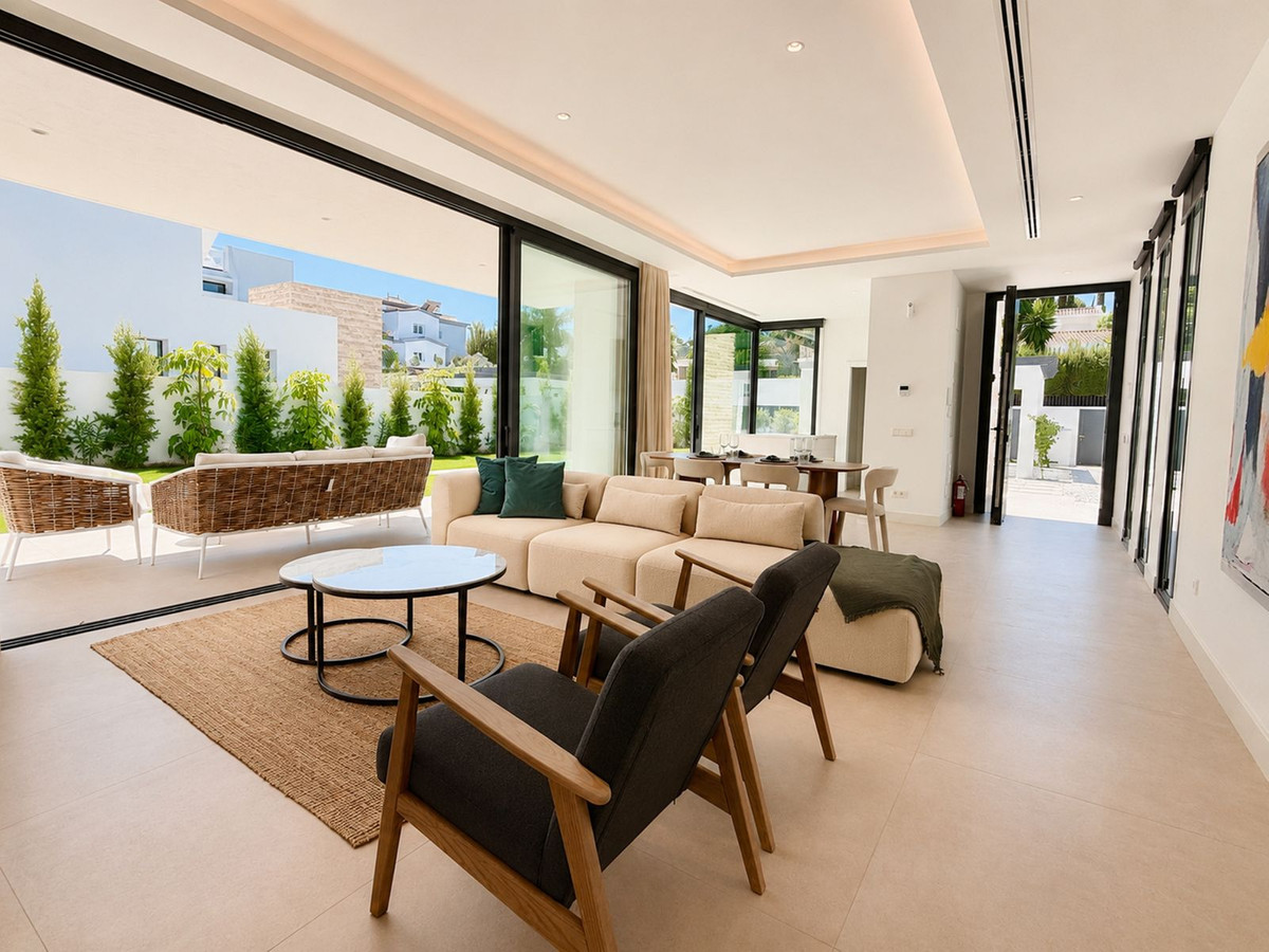 5 Bedroom Villa in Estepona - Photo 4