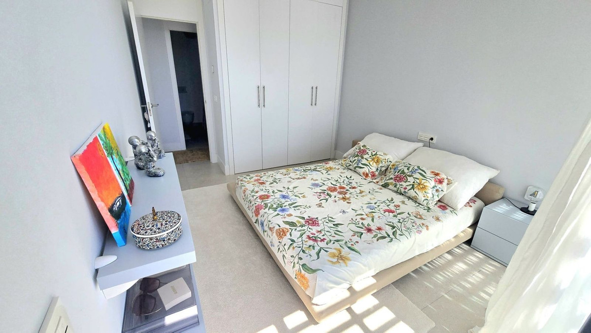 2 Bedroom Apartment in Benahavís - Photo 20
