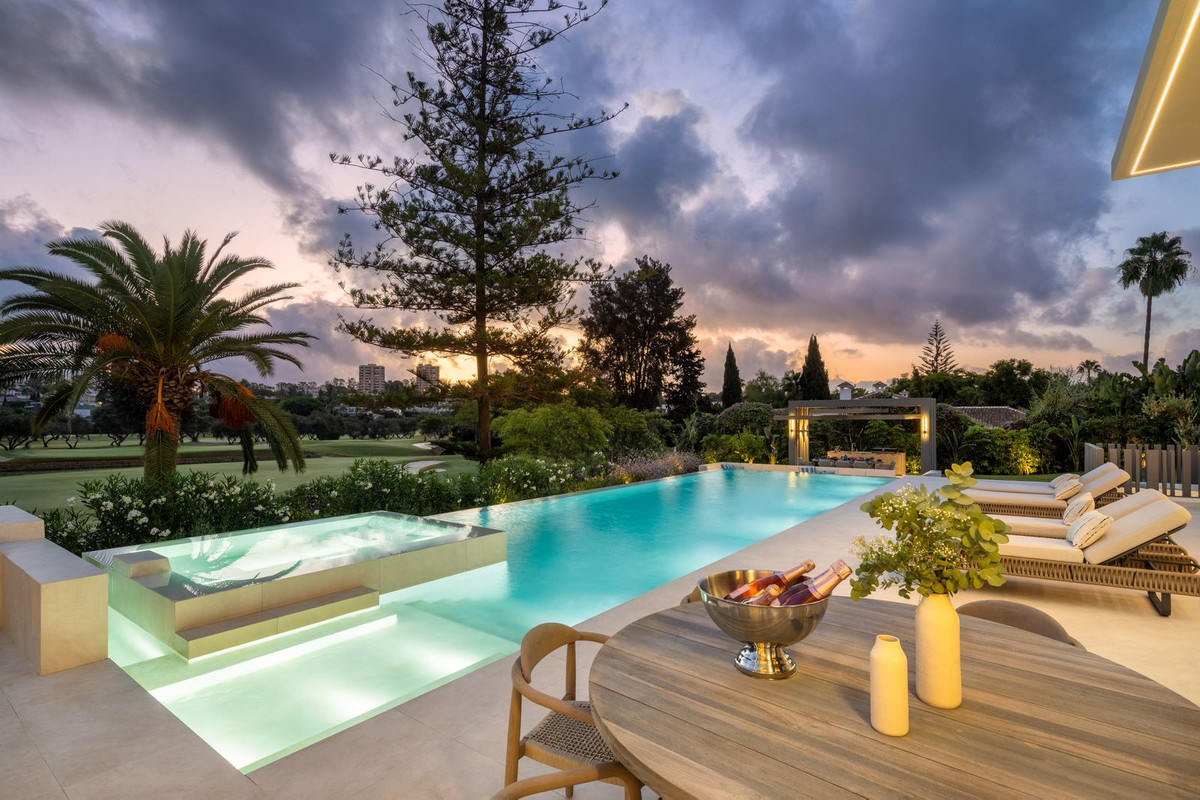 5 Bedroom Villa in Marbella - Photo 10
