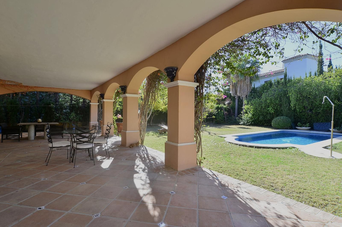 4 Bedroom Villa in Marbella - Photo 3