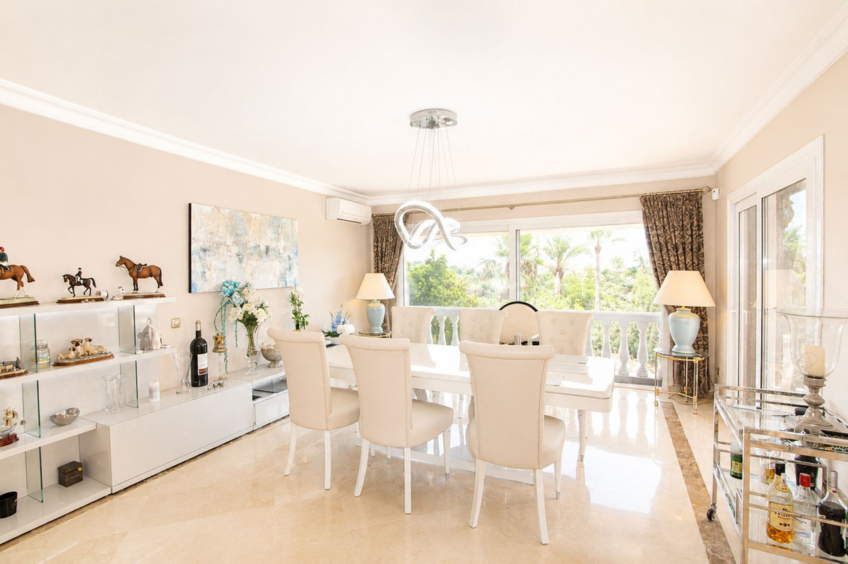 4 Bedroom Villa in Marbella - Photo 9