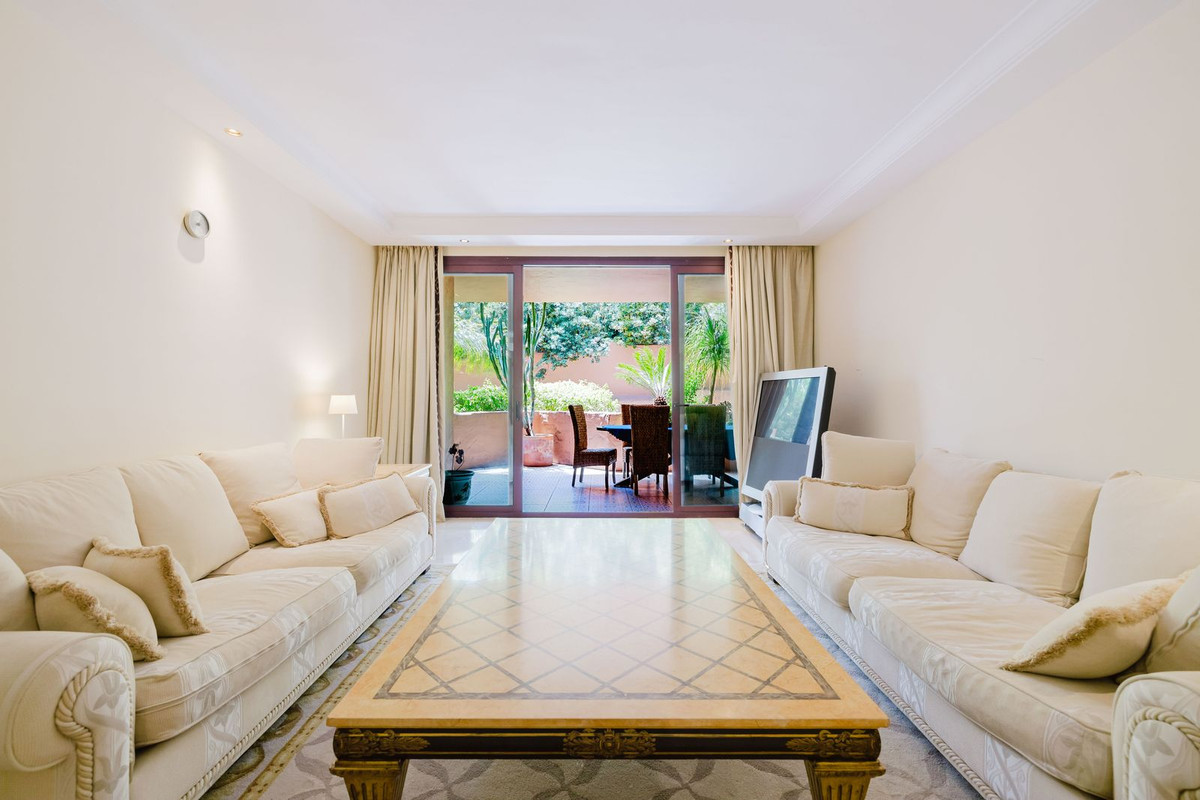 2 Bedroom Apartment in Estepona - Photo 23