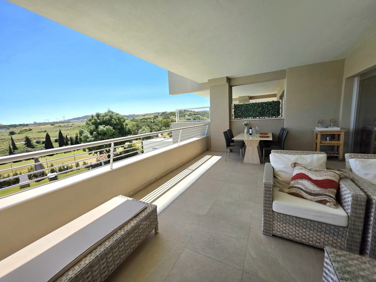 2 Bedroom Apartment in Estepona - Photo 3