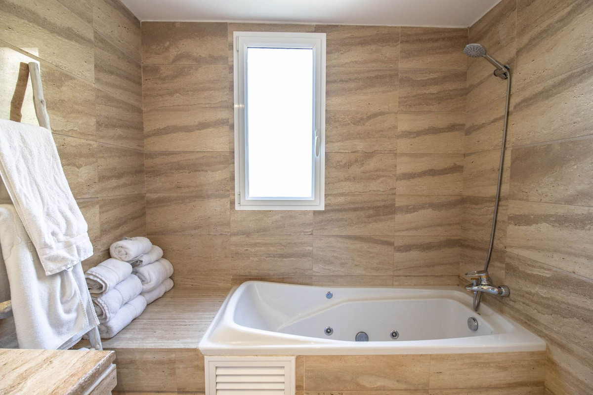 2 Bedroom Apartment in Marbella - Photo 26