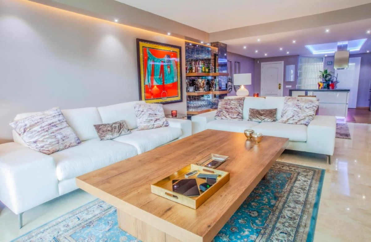2 Bedroom Apartment in Marbella - Photo 2