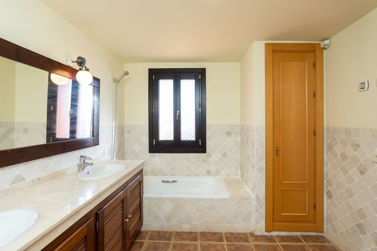 4 Bedroom Townhouse in Estepona - Photo 22