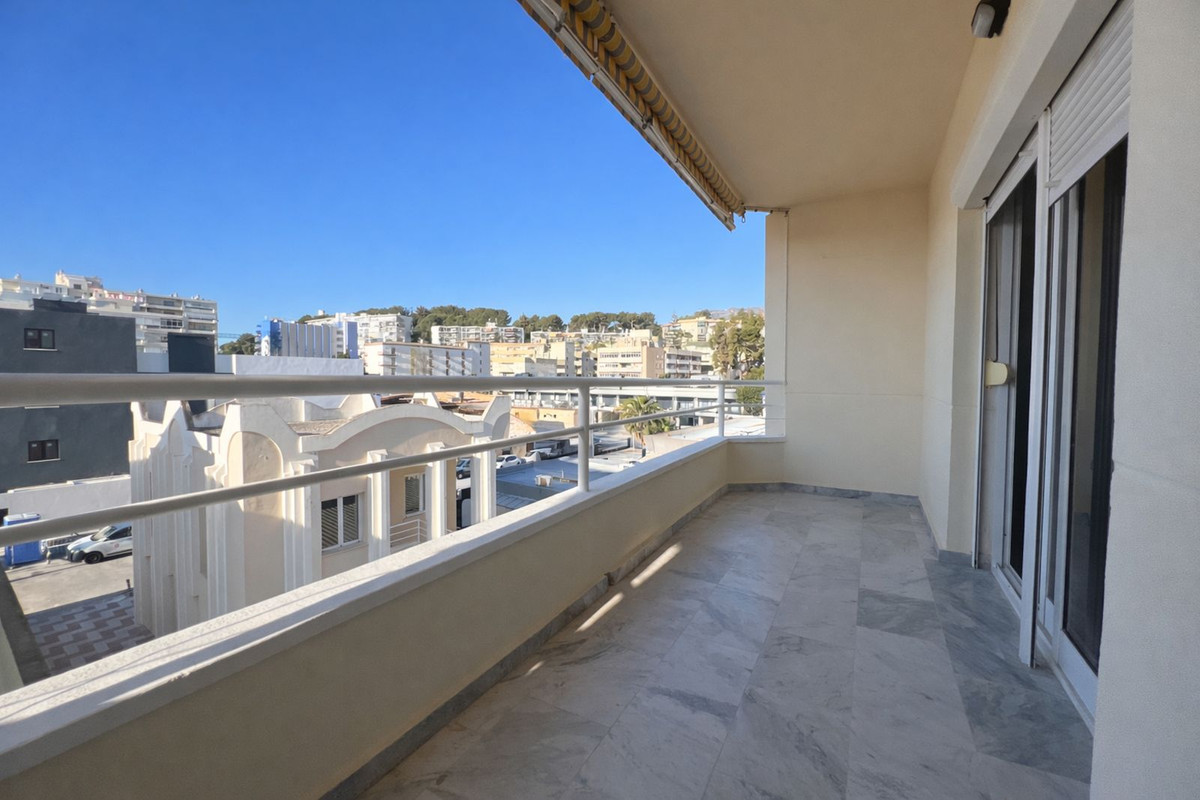 3 Bedroom Apartment in Torremolinos - Photo 3