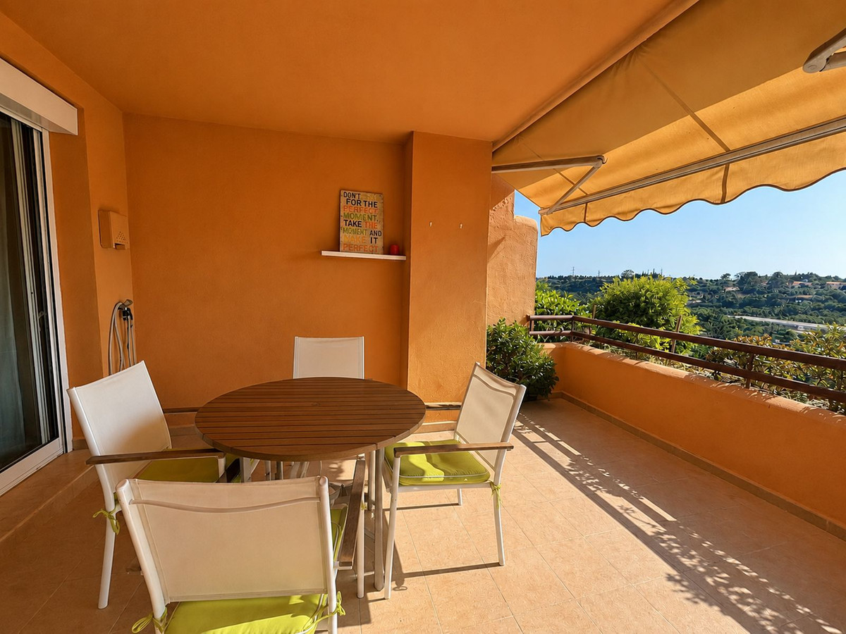 2 Bedroom Apartment in Estepona - Photo 2