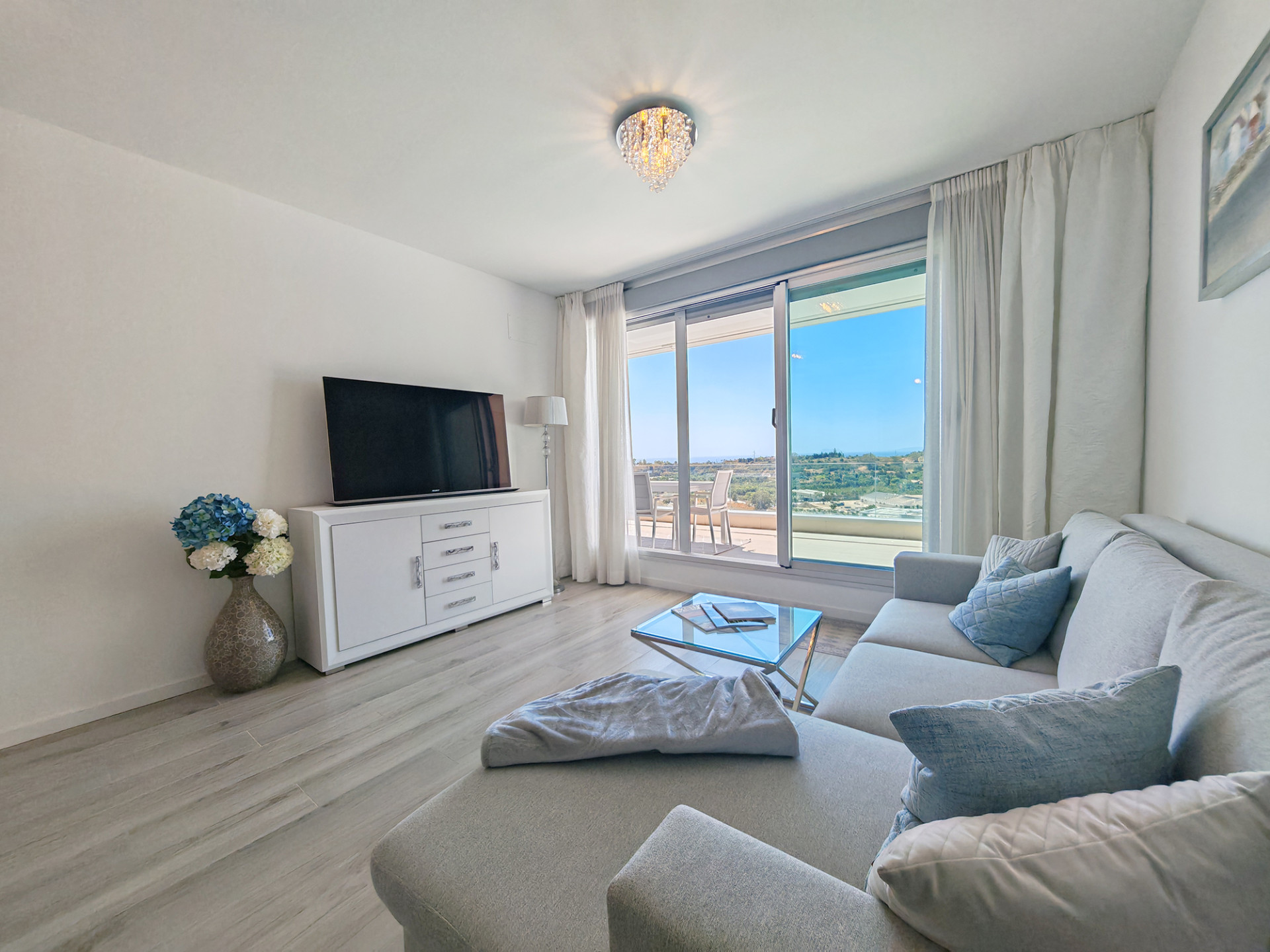 3 Bedroom Apartment in Estepona - Photo 2