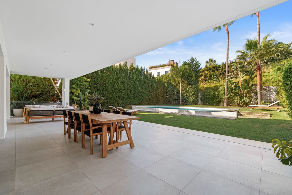 5 Bedroom Villa in Marbella - Photo 4