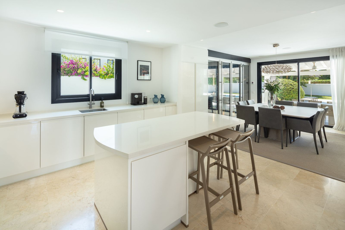 4 Bedroom Villa in Marbella - Photo 21