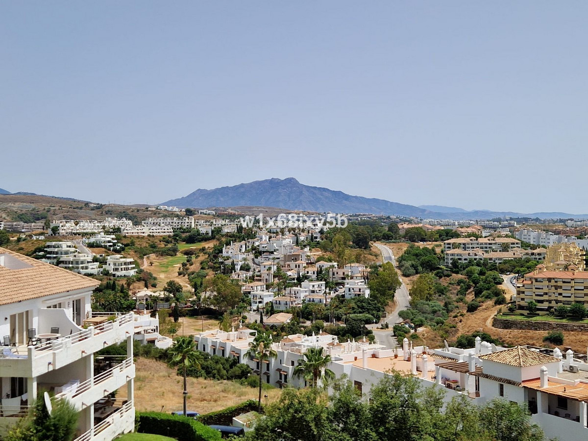2 Bedroom Apartment in Estepona - Photo 3