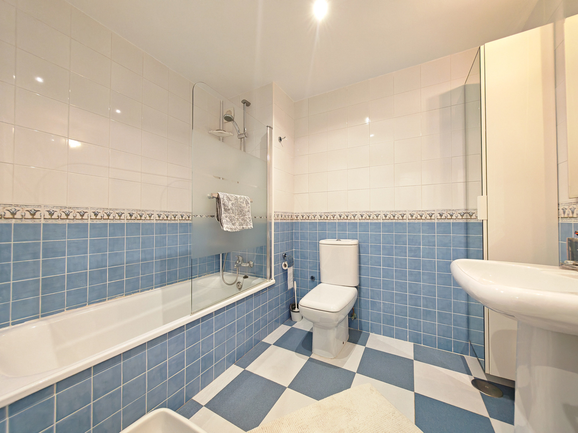 2 Bedroom Apartment in Marbella - Photo 11