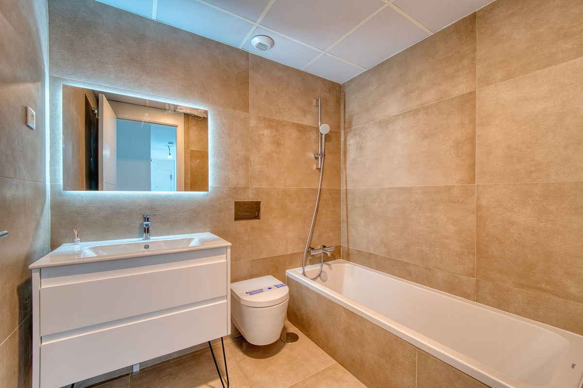 3 Bedroom Apartment in Torremolinos - Photo 9