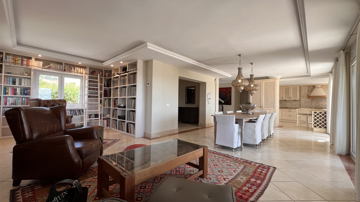 4 Bedroom Villa in Estepona - Photo 11