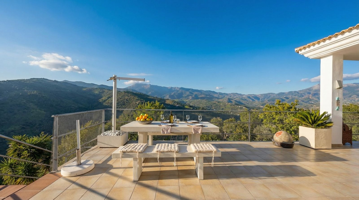 Chalet de 4 dormitorios con piscina en Málaga – Foto 15