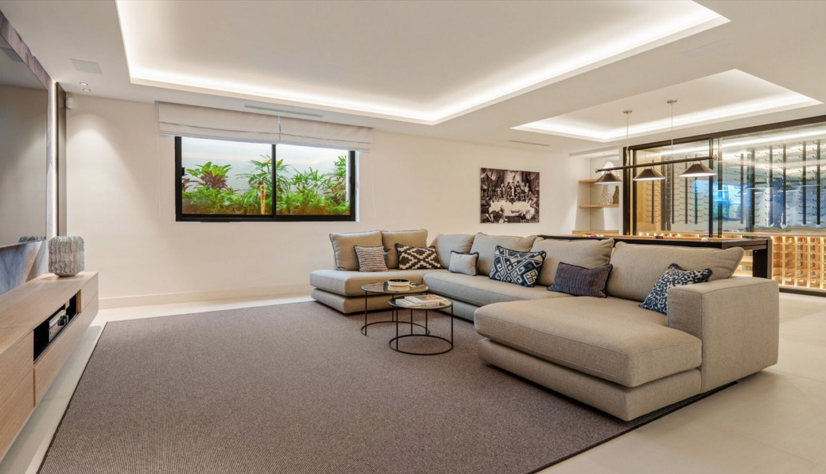 5 Bedroom Villa in San Pedro de Alcántara - Photo 18