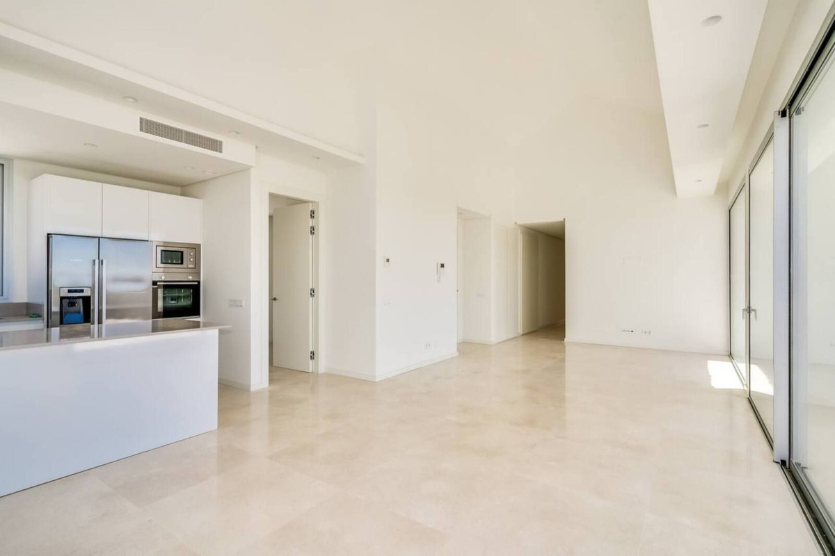 4 Bedroom Penthouse in Benahavís - Photo 4