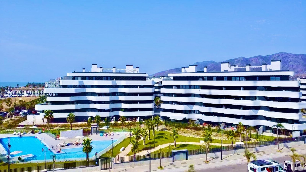 2 Bedroom Apartment in Torremolinos - Photo 27