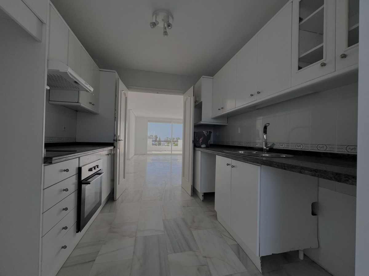 2 Bedroom Apartment in Estepona - Photo 9