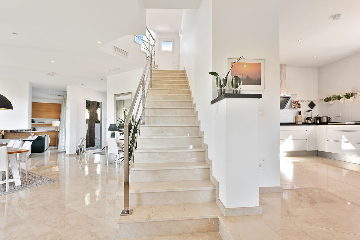 4 Bedroom Villa in Marbella - Photo 26
