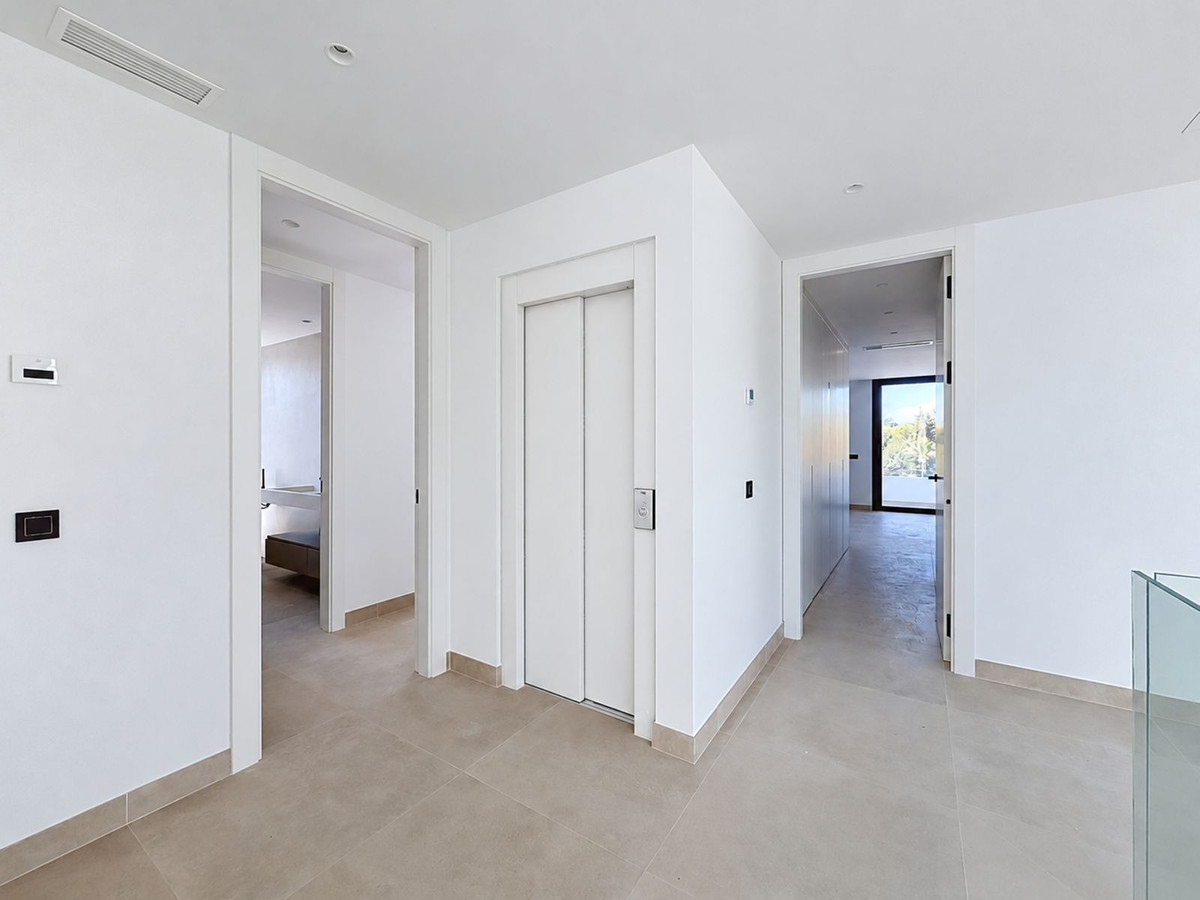 5 Bedroom Villa in Marbella - Photo 17