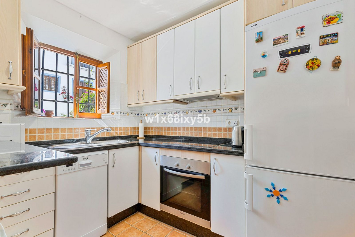 2 Bedroom Townhouse in Marbella - Photo 5