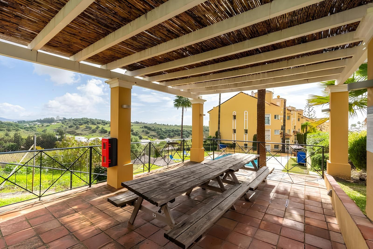3 Bedroom Penthouse in Estepona - Photo 2