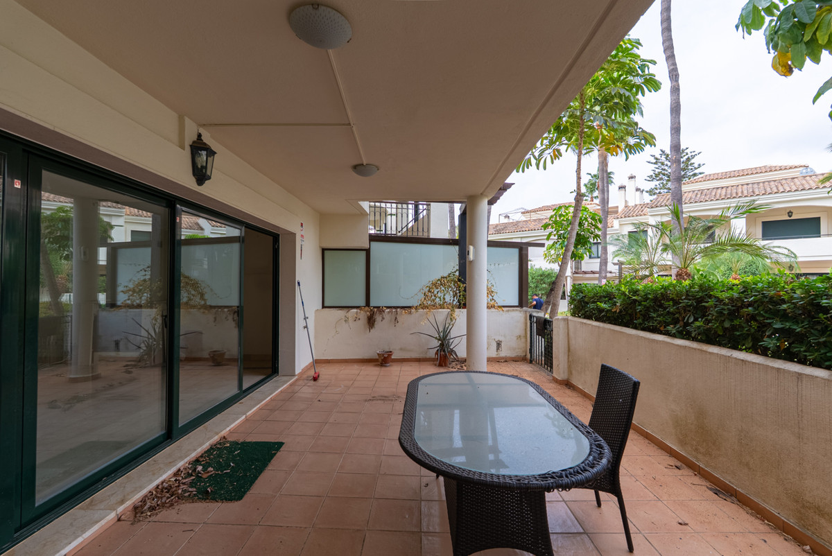 4 Bedroom Townhouse in Estepona - Photo 11