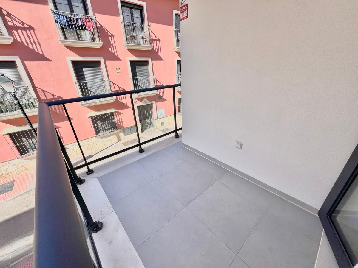 2 Bedroom Apartment in Fuengirola - Photo 11