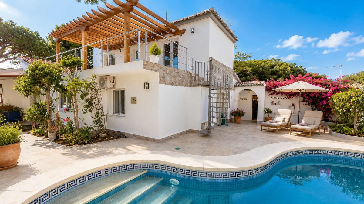 4 Bedroom Villa in Marbella - Photo 2