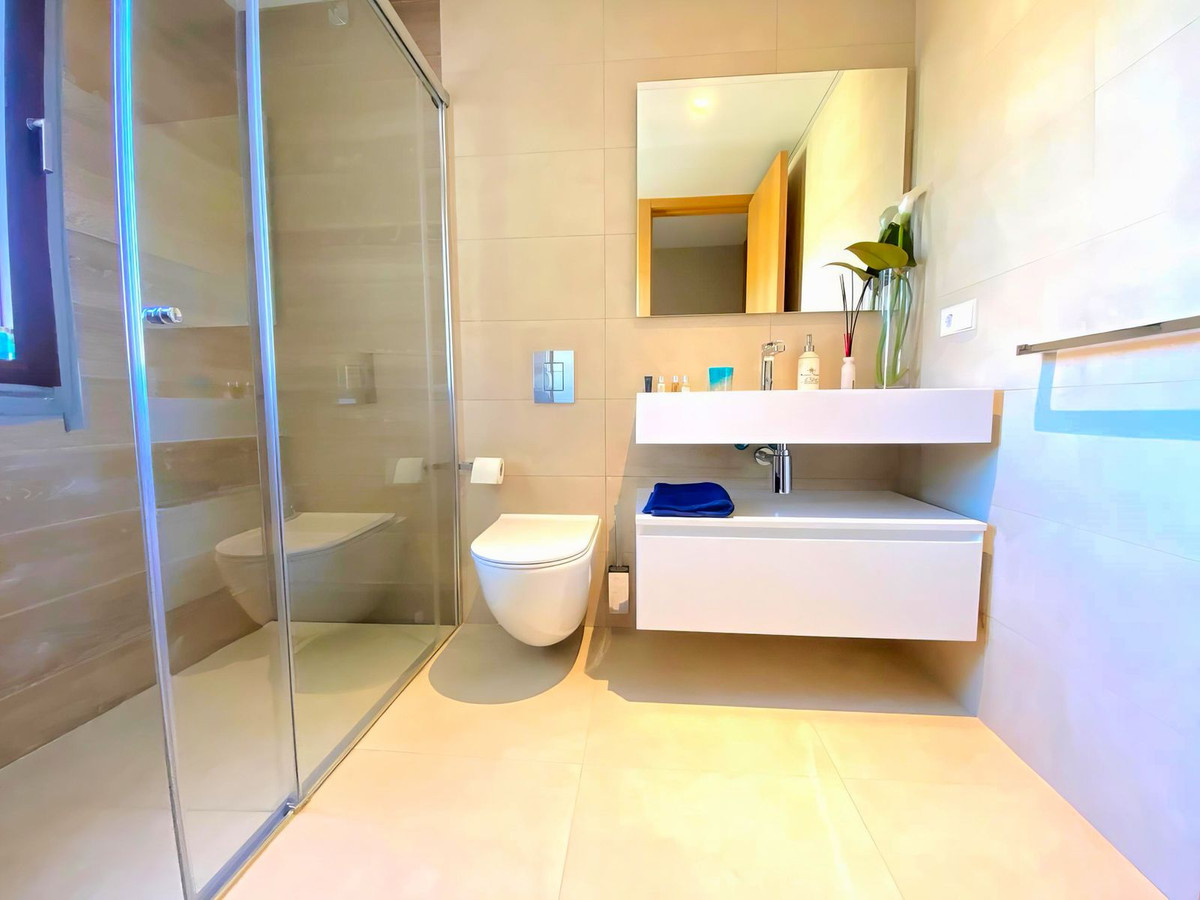 4 Bedroom Apartment in Benahavís - Photo 24