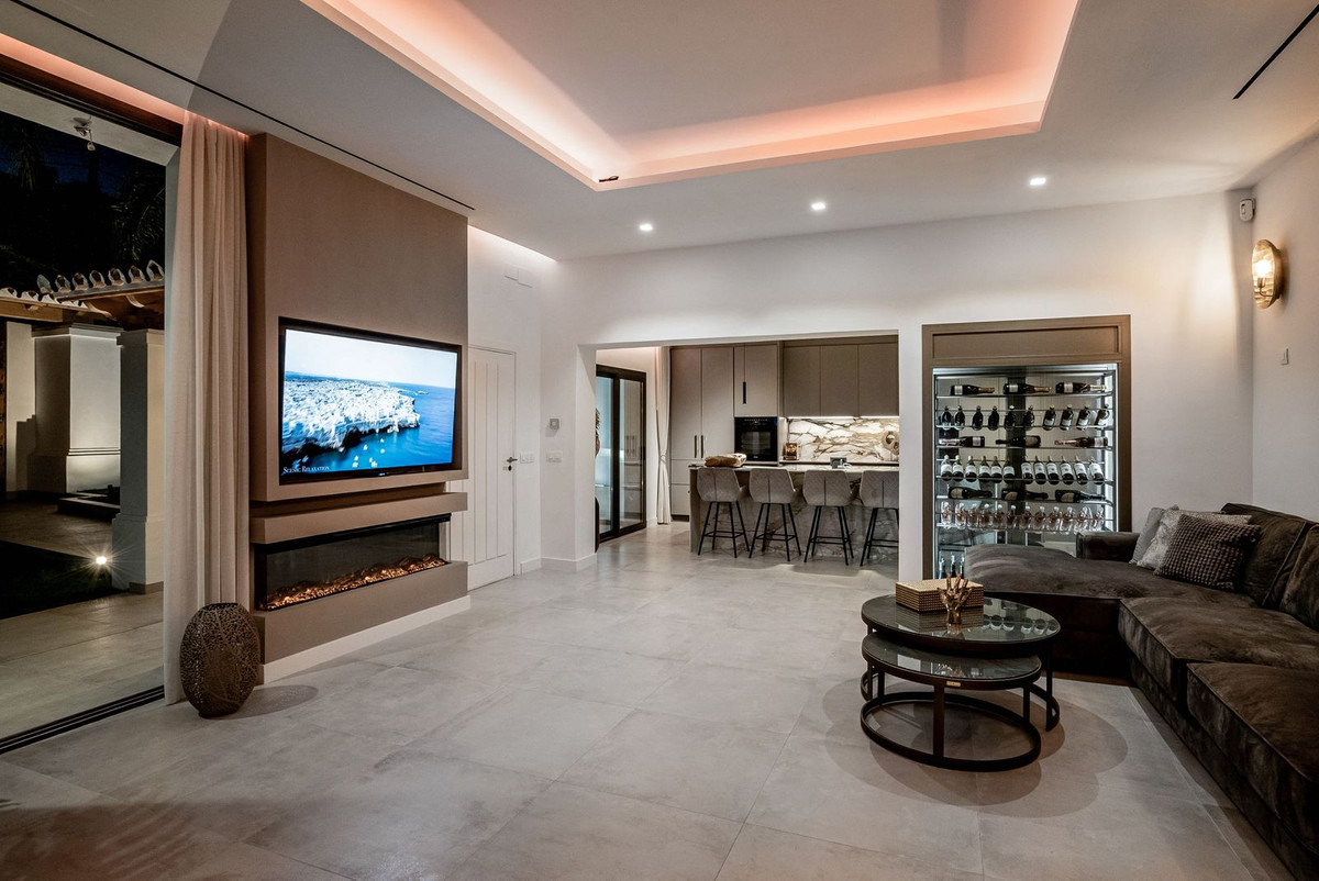 6 Bedroom Villa in Marbella - Photo 5