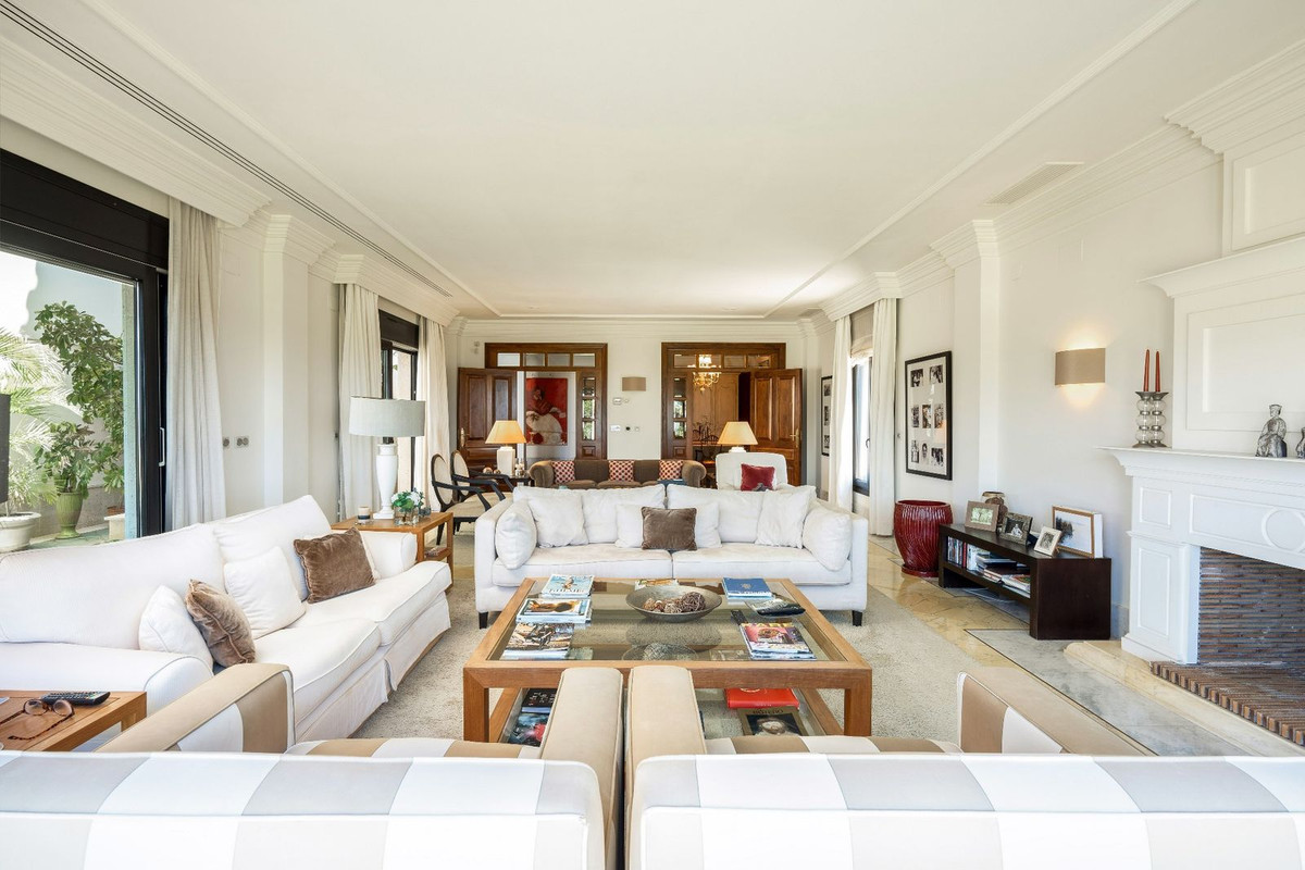 6 Bedroom Villa in Marbella - Photo 10