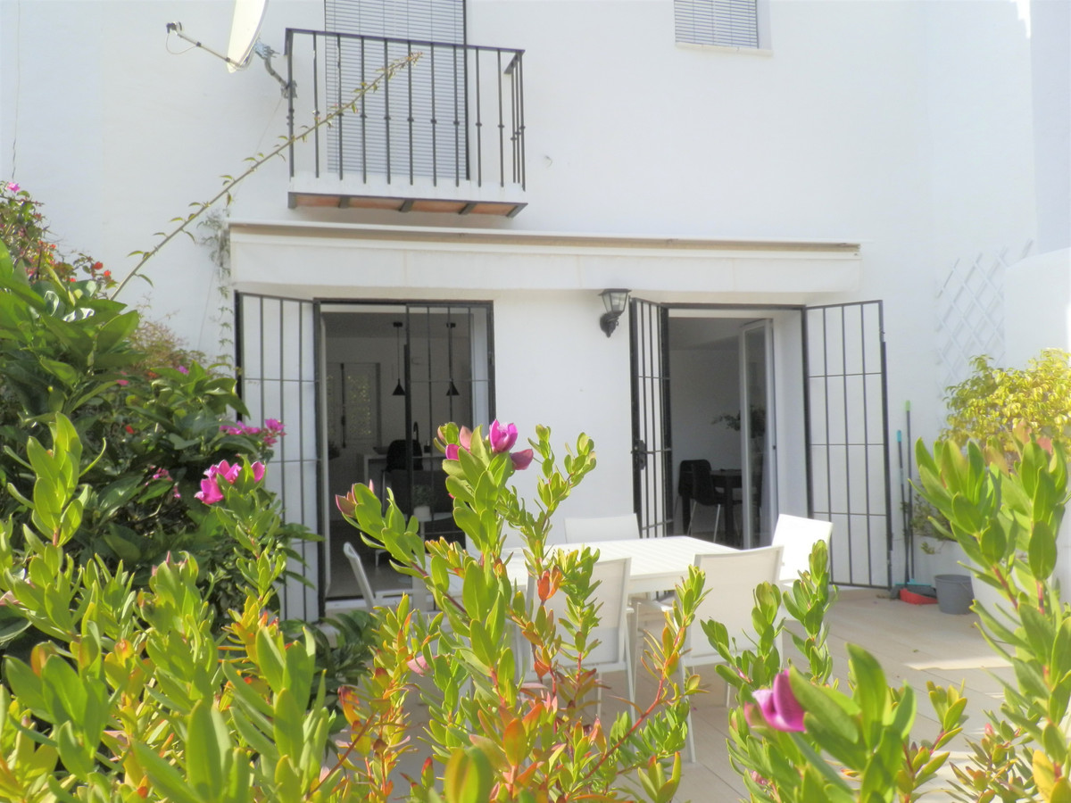2 Bedroom Townhouse in Marbella - Photo 2