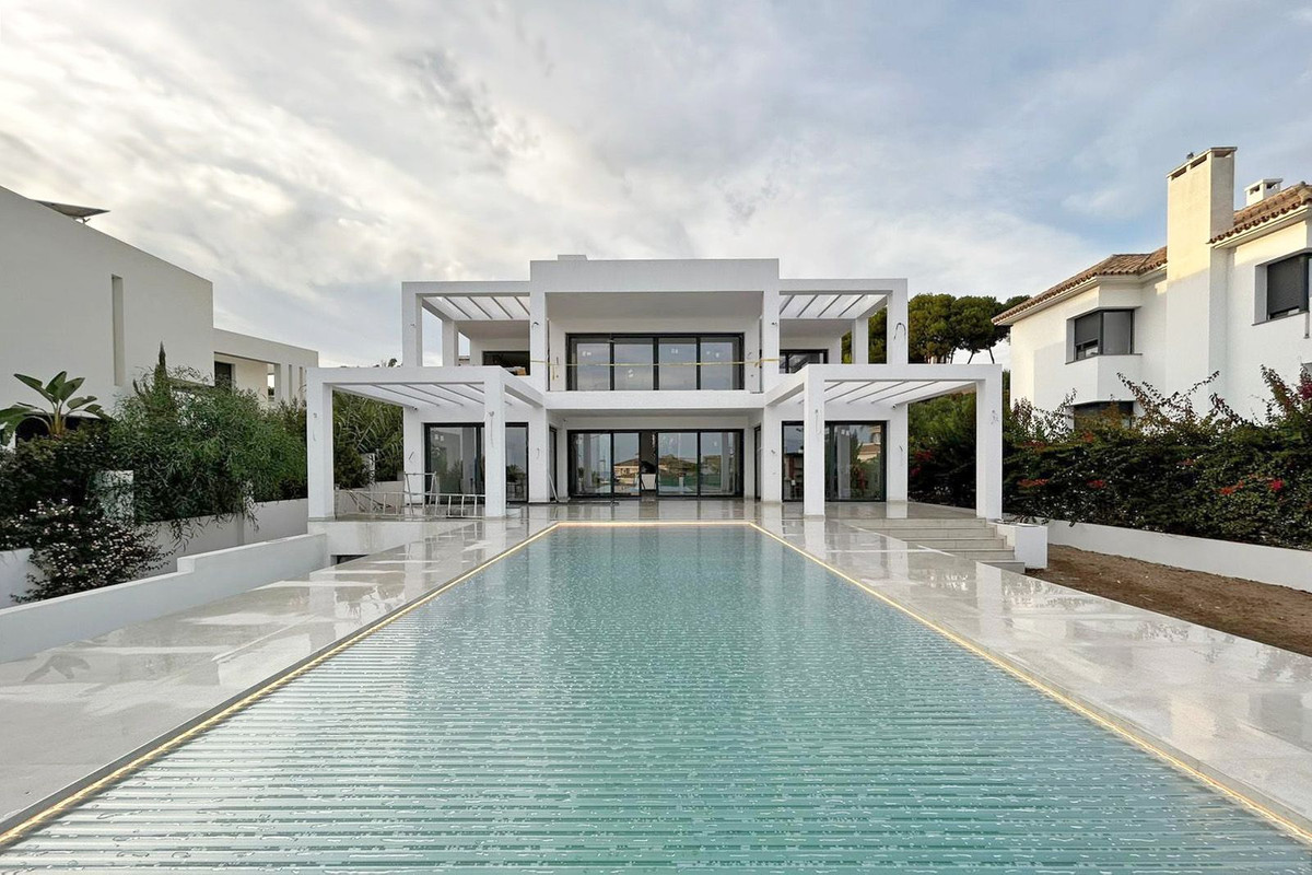4 Bedroom Villa in Marbella - Photo 2