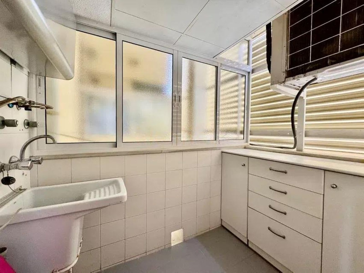 2 Bedroom Apartment in Torremolinos - Photo 9