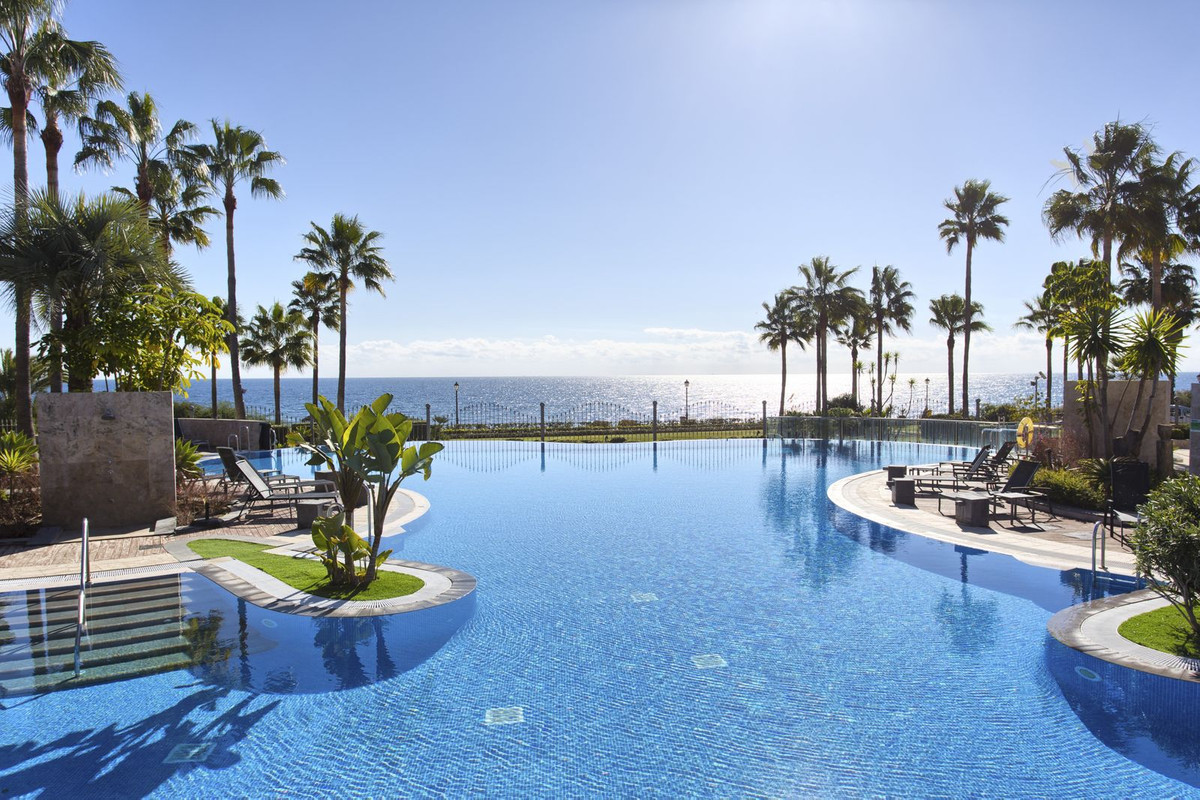 2 Bedroom Apartment in Estepona - Photo 2