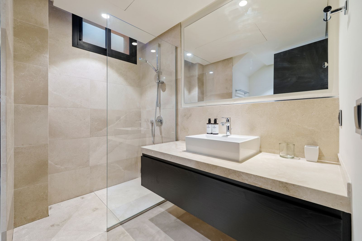 6 Bedroom Villa in Marbella - Photo 23