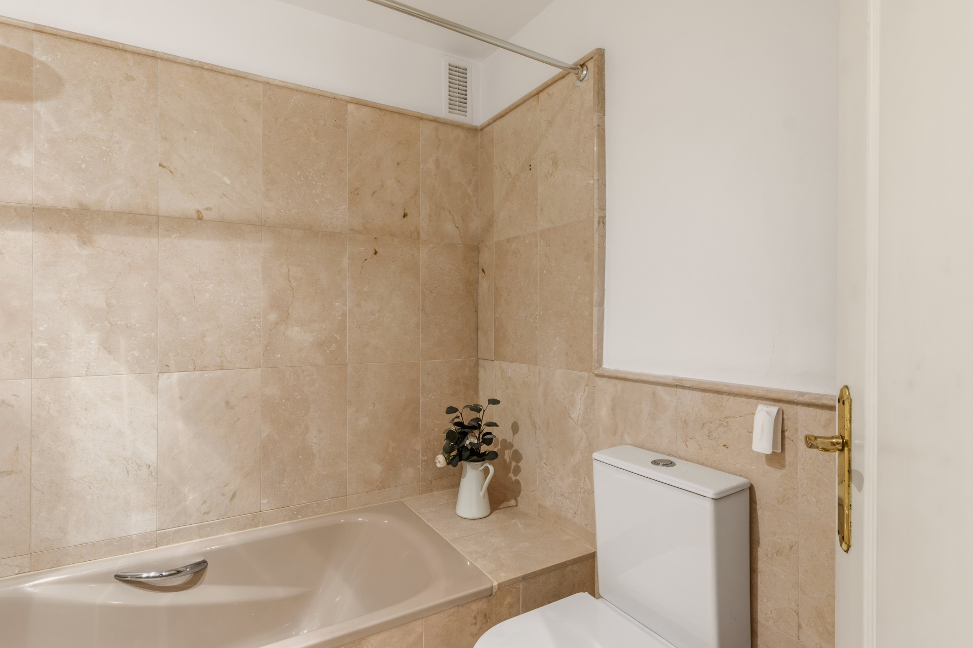2 Bedroom Apartment in Estepona - Photo 17