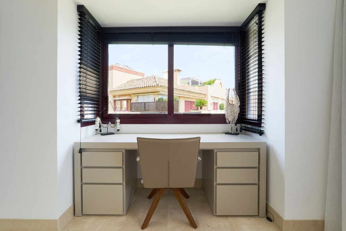 3 Bedroom Penthouse in Estepona - Photo 8
