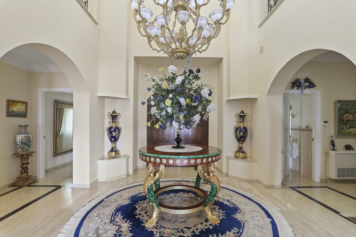 5 Bedroom Villa in Estepona - Photo 8