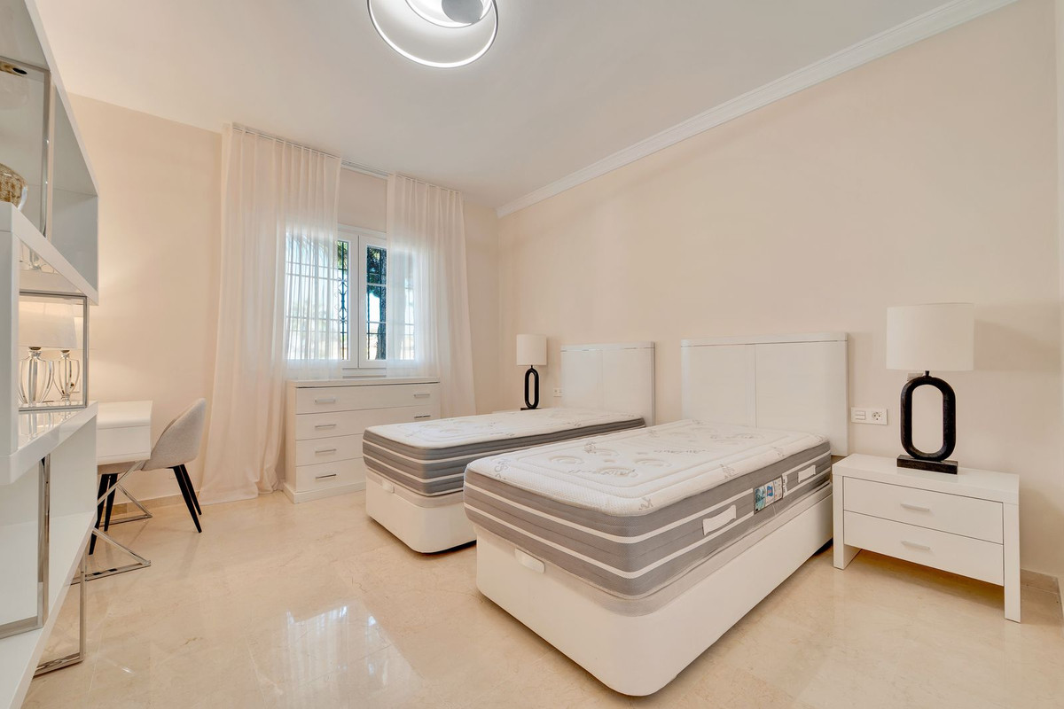 3 Bedroom Apartment in Estepona - Photo 11