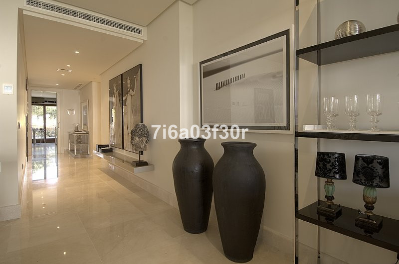 3 Bedroom Apartment in Estepona - Photo 9