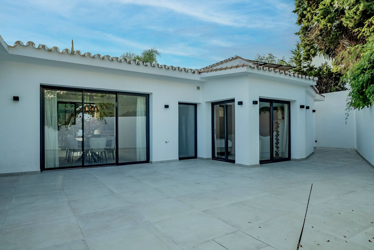 6 Bedroom Villa in Marbella - Photo 48