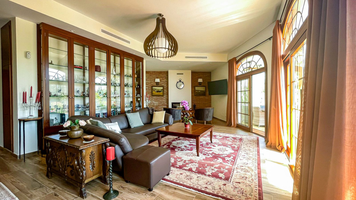 6 Bedroom Villa in Marbella - Photo 5