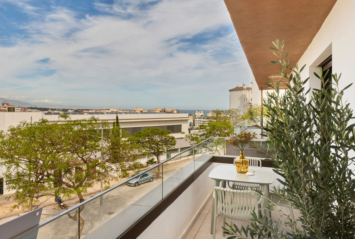 2 Bedroom Apartment in Estepona - Photo 17